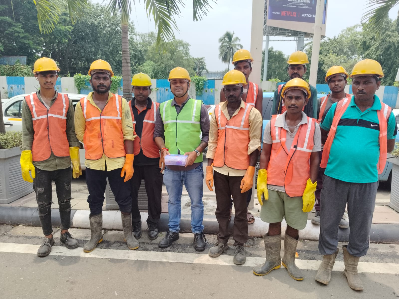 Site team with splicing kit ready for fiber testing and commissioning